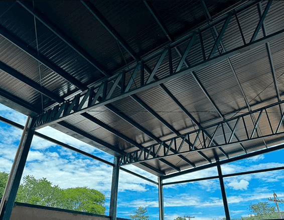 Telha semi-sanduiche trapezoidal 35-1050 Termogoiás aplicada a galpão industrial